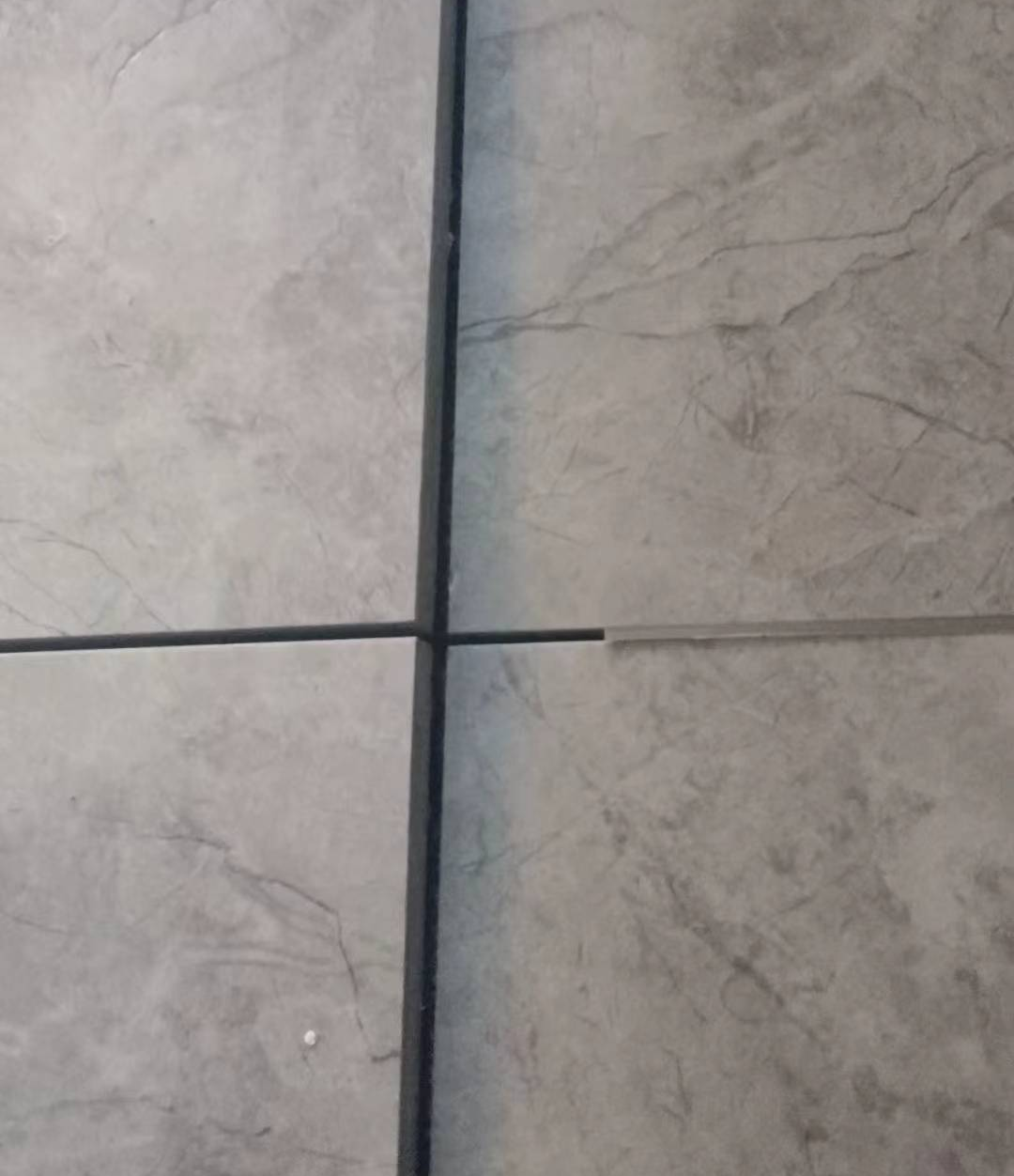 墙面瓷砖翘起来了怎么修复(卫生间墙面瓷砖翘起来了怎么修复)