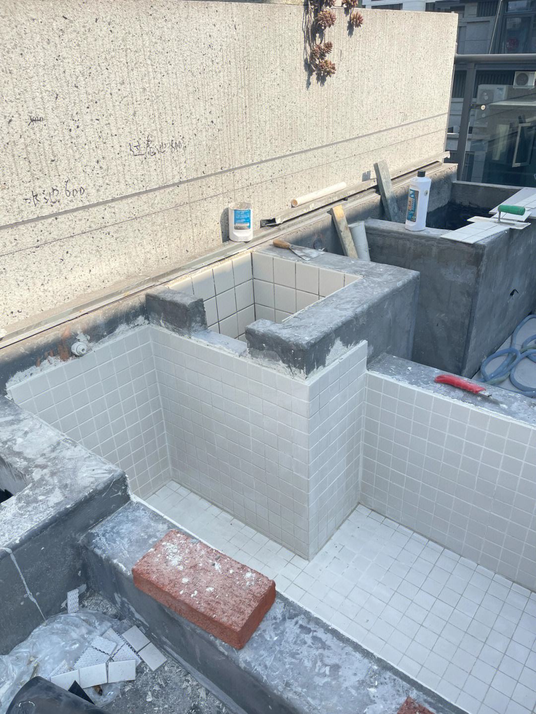 贴瓷砖的水池漏水怎么办(瓷砖贴的水池漏水用那种密封胶) 贴瓷砖的水池漏水怎么办(瓷砖贴的水池漏水用那种密封胶)